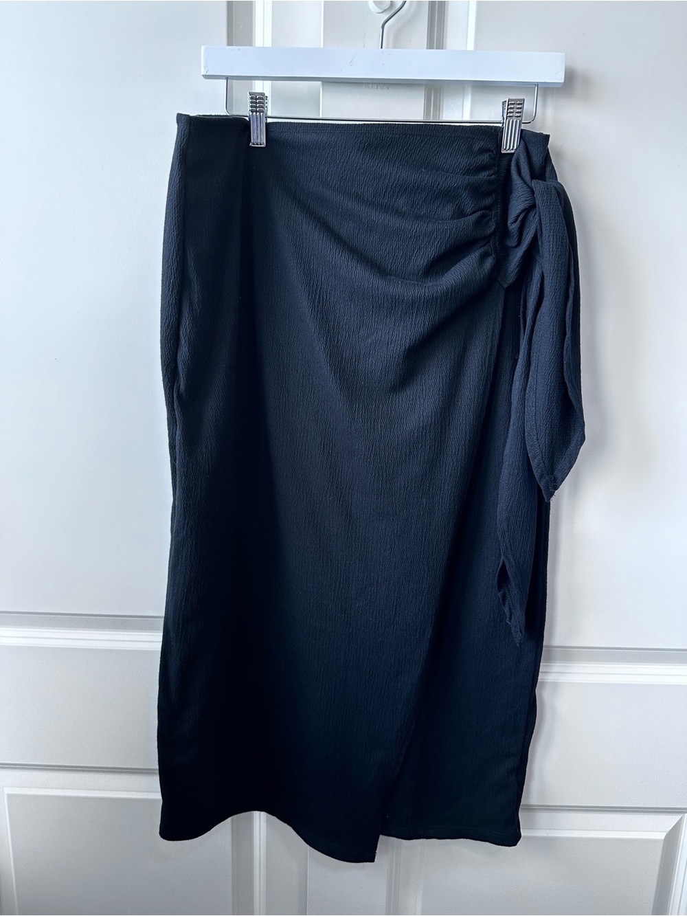 A new day sz. L Classic Black Tie-Side Midi Wrap Skirt